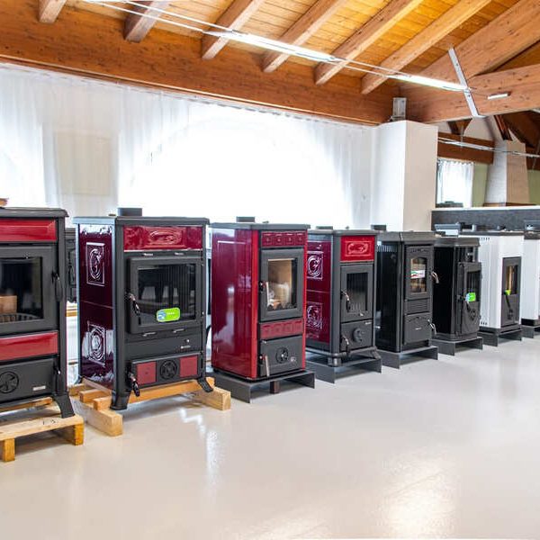 Vista interna Showroom Gandolfo Anna, Pieve di Teco (Imperia) | Stufe e termostufe a pellet e a legna
