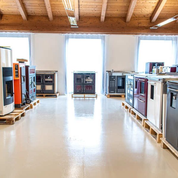 Vista interna Showroom Gandolfo Anna, Pieve di Teco (Imperia) | Stufe e termostufe a pellet e a legna