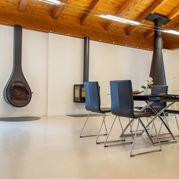 Vista interna Showroom Gandolfo Anna, Pieve di Teco (Imperia) | Camini sospesi a pellet e a legna