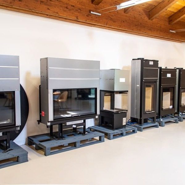 Vista interna Showroom Gandolfo Anna, Pieve di Teco (Imperia) | Inserti per Camini a pellet e a legna