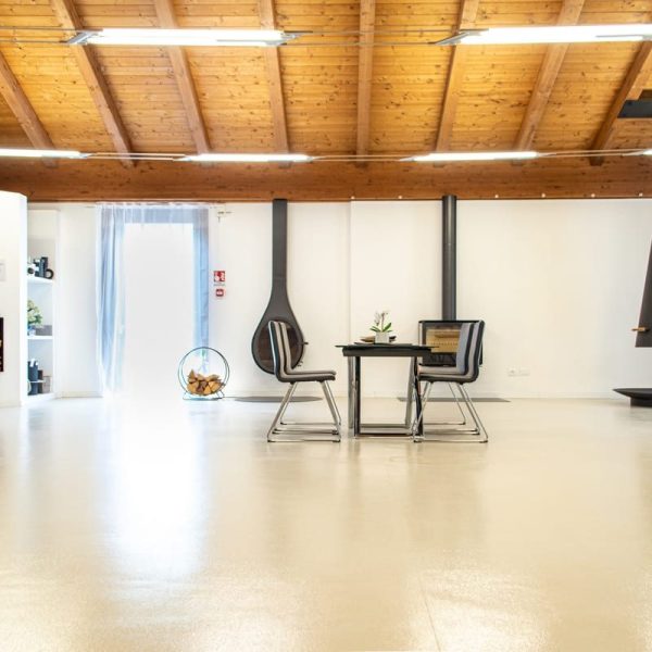 Vista interna Showroom Gandolfo Anna, Pieve di Teco (Imperia) | Camini sospesi a pellet e a legna